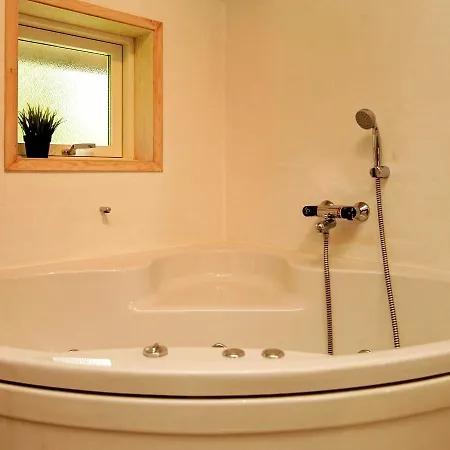 Three-bedroom Holiday In 16 *