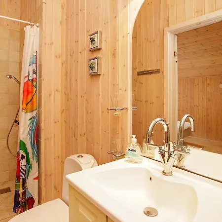 Three-bedroom Holiday In 16 *
