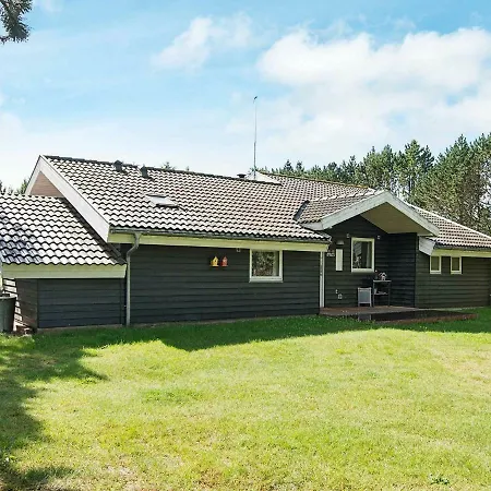 Three-bedroom Holiday In 16